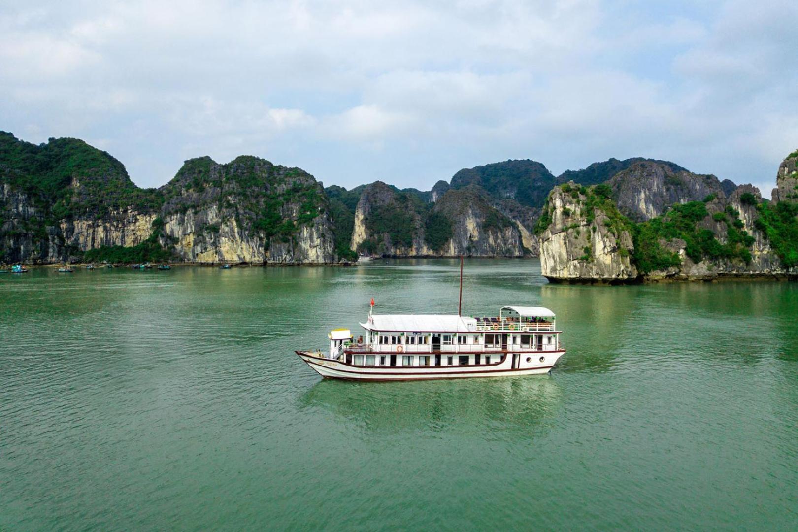 Cozy Bay Classic Cruise Hạ Long Extérieur photo